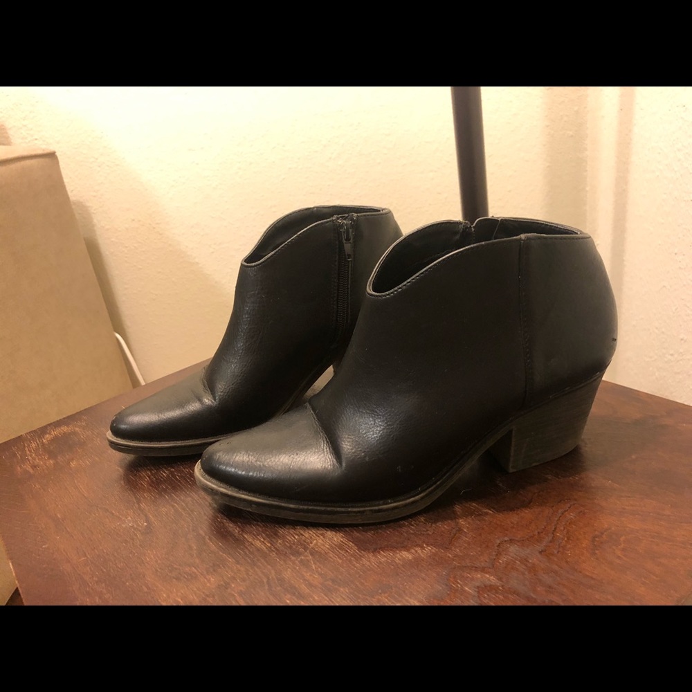 Pointed for black booties